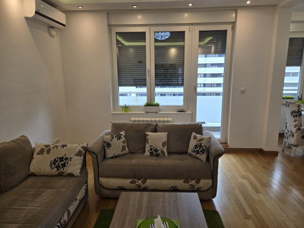 Izdajemo trosoban stan na Novom Beogradu, kompletno namešten, 80m2