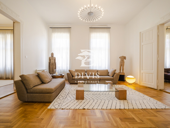 Renoviran 3.0 salonski stan, centar Subotice 153m2