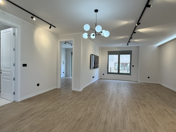 Luks 2.0 stan kod Kalenić pijace, Sredačka, 65m2