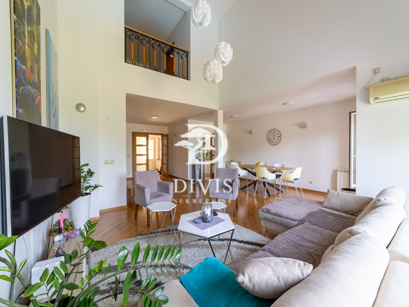 Višnjička banja, kuća sa bazenom, 4 etaže, 302m2