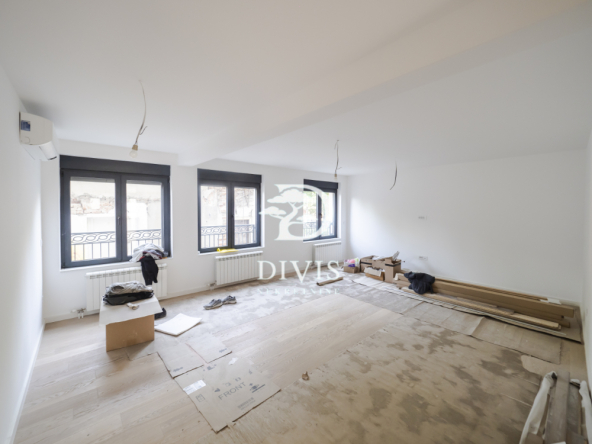 Nov sedmosoban stan sa dvorištem na Dorćolu, 229m2