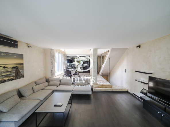 Prodajemo opremljenu luksuznu kuću, 209m2, Rakovička