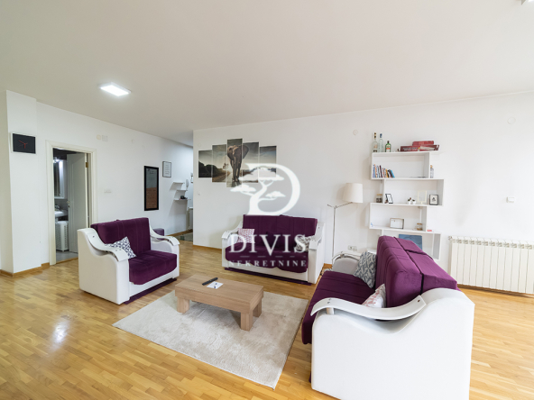 Prodajemo 3.0 stan sa garažnim mestom, 75m2, Južni bulevar