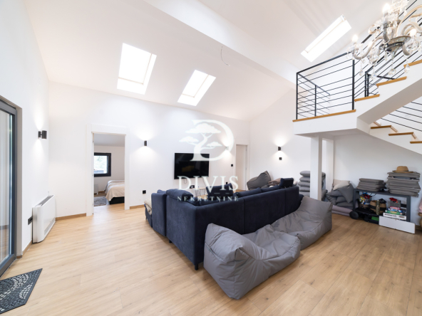 Kuća sa bazenom, tri etaže, Kosmaj, Koraćica, 100a