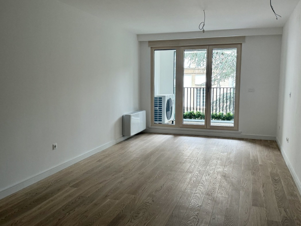 Izdajemo nov 3.0 stan, kod Beogradskog dramskog pozorišta, 100m2