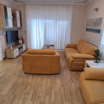 Izdajemo kuću u Mirijevu, tri etaže, 270m2, 2.5a