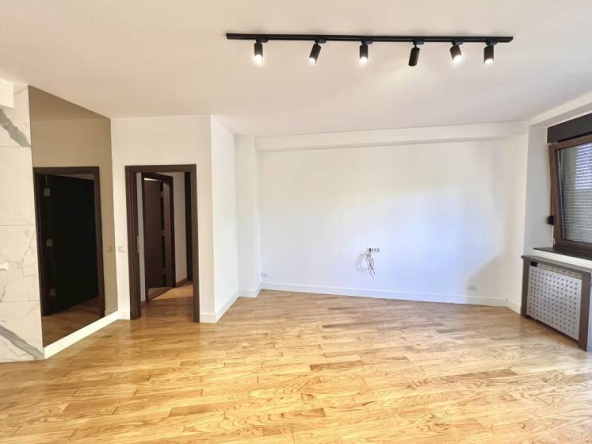 Izdaje se svetao trosoban stan na Vračaru sa garažom, 111m2