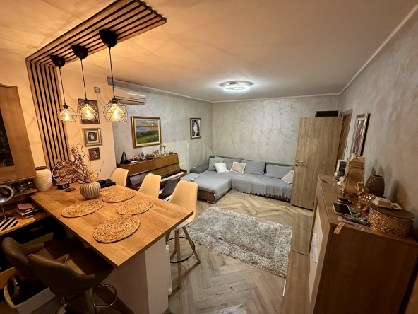 Prodajemo odličan 2.5 stan, renoviran, 56m2, TC Konjarnik