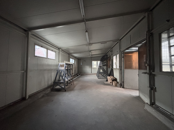 Izdajemo poslovni objekat 360m2 sa magacinom, Ugrinovačka, Meandri