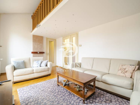 Prostran četvorosoban stan u Požarevačkoj, Vračar, 110m2