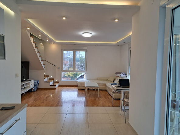 Troiposoban dupleks u Zemunu sa dva parking mesta, 85m2