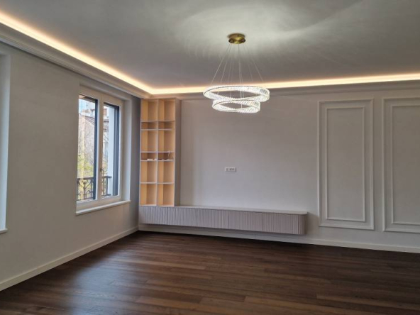 Izdajemo odličan luksuzan 5.0 stan sa dva garažna mesta, 147m2, Beogradska ulica