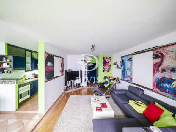 Prostran trosoban stan na 13. spratu sa panoramom, 80m2