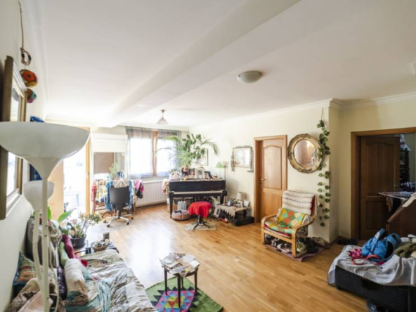 Trosoban stan sa dvorištem na Vračaru, blizu Hrama, 64m2