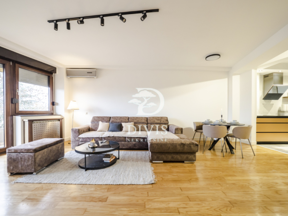 Izdaje se svetao trosoban stan na Vračaru sa garažom,111m2