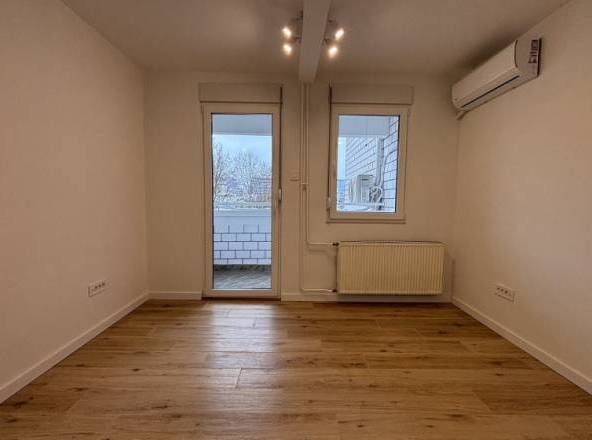 Poslovni prostor kod Arene, 3 garažna mesta, 73m2