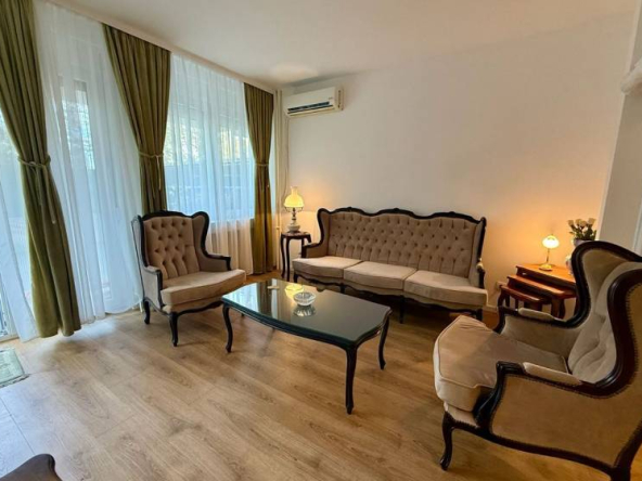 Renoviran trosoban stan sa baštom, kod Sava Centra, 69m2