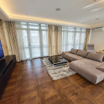 Trosoban stan za izdavanje na Dedinju sa dva garažna mesta, 148m2