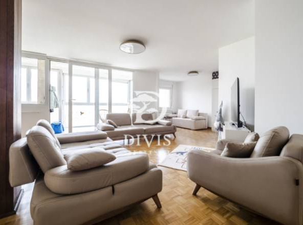 Renoviran 4.5 stan kod FDU, blok 28, 121m2, garaža