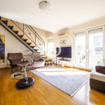 Trosoban dupleks u salonskoj zgradi, terasa i garaža, 68m2