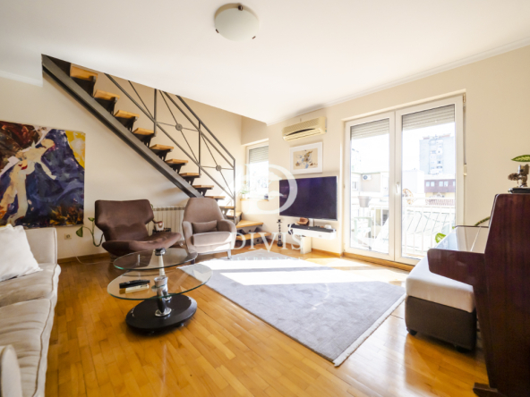 Trosoban dupleks u salonskoj zgradi, terasa i garaža, 68m2