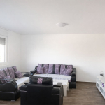 Prodaje se trosoban stan od 65m2 u Surčinu, sa parking mestom