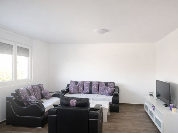 Prodaje se trosoban stan od 65m2 u Surčinu, sa parking mestom