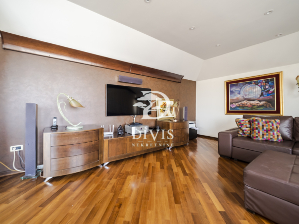 Luksuzan dupleks stan na Vračaru sa tri spavaće sobe, 163m2