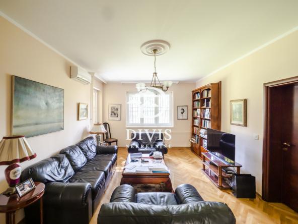 Stan sa terasom i parkingom u mirnom delu Dedinja, 98m2