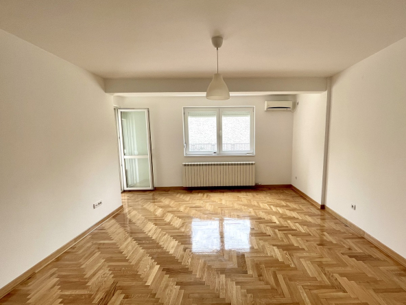 Porodičan četvorosoban stan sa dvorištem kod Kumodraške, 72m2