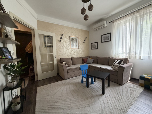 Renoviran 2.5 salonski stan, Profesorska kolonija