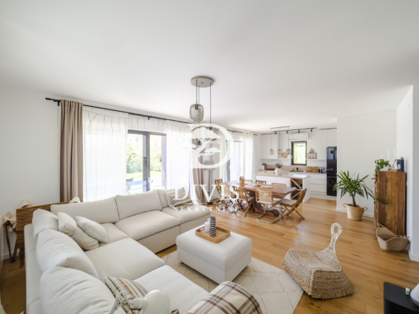 Moderna kuća sa bazenom i velikim placem, 145m2