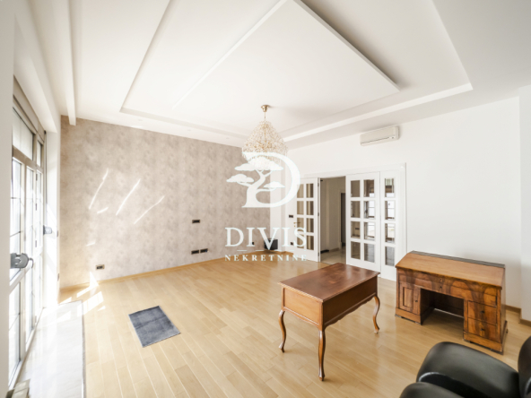 Renovirana kuća za stanovanje ili poslovni prostor, 450m2