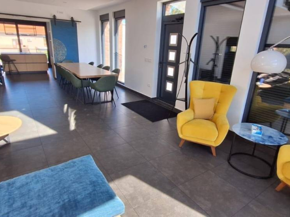 Izdaje se urbana vila sa bazenom kod Avale 330m2