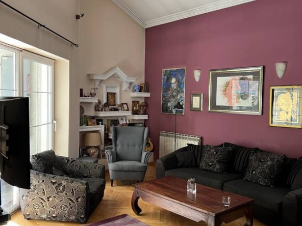 Izdaje se kuća u Šumicama sa dvorištem, 264m2
