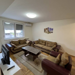 Izdaje se 2.5 stan, Luneta Milovanovića, 53m2