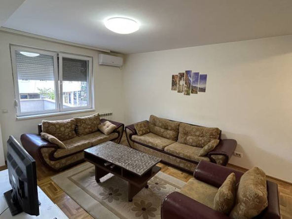 Izdaje se 2.5 stan, Luneta Milovanovića, 53m2
