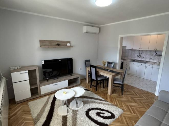 Izdaje se 3.0 stan na Zvezdari sa dvorištem, 85m2