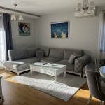 Namešten 3.0 stan sa garažom na Lekinom brdu, 61m2