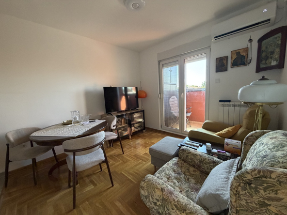 Elegantan i svetao jednoiposoban stan od 36m² u ulici Cara Dušana, Zemun