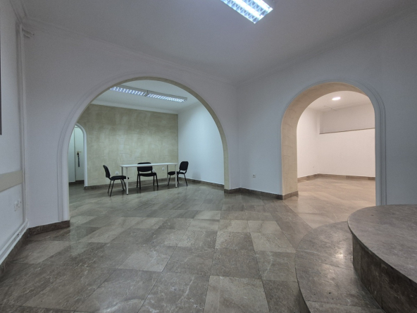 Prestižan poslovni lokal na uglu Kneza Miloša sa dva ulaza – 55m2