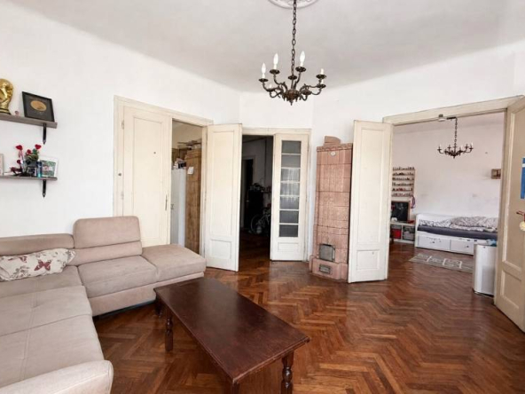 Autentičan salonski stan od 85m² na Dorćolu u neposrednoj blizini crkve Sv. Aleksandra Nevskog