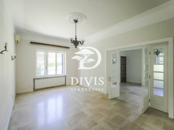 Predratna vila na Dedinju sa velikim dvorištem
