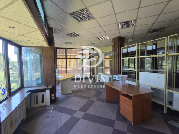 Uknjižen poslovni prostor od 155 m² na atraktivnoj lokaciji u Bloku 19A, naspram Sava Centra