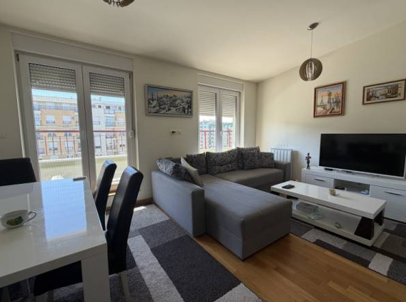 Komforan trosoban stan od 82 m² na Voždovcu