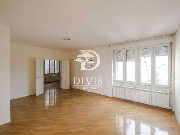 Prostran renoviran salonac od 160m2 na Terazijama – idealan dom ili poslovni prostor
