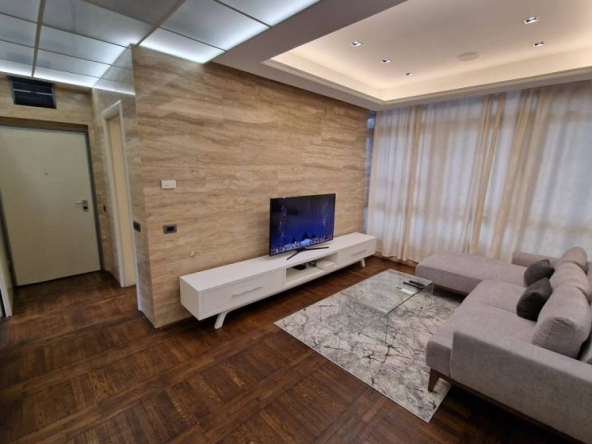 Luksuzan dvosoban stan na Dedinju sa privatnom terasom od 110m² i bazenom