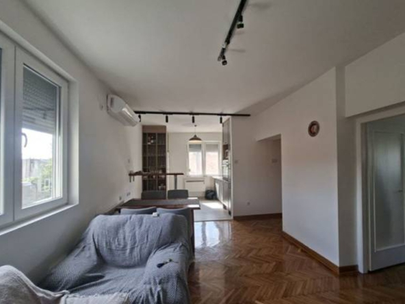 Komforan trosoban stan 77m² sa dvorištem na Pašinom brdu